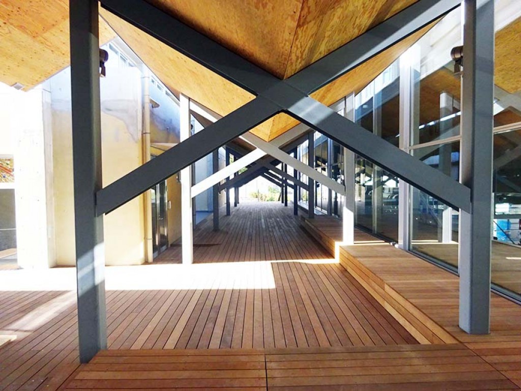 茨城県 西取手 ICI人材開発センター テラスデッキ工事(グリーンハート)