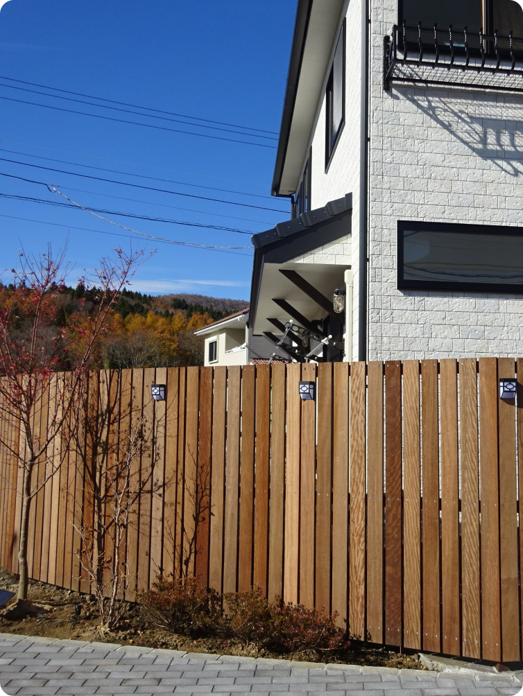 神奈川県 津久井湖 ウッドデッキ・ウッドフェンス工事(グリーンハート) 個人住宅